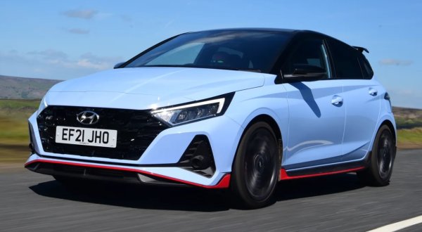 Класът на супермини хотхечовете може да се свива, но първото предложение на корейците  е един от най-добрите примери. Тази кола е чисто удоволствие - от агресивния двигател до баланса на шасито. 

1,6-литровият, снабден с турбокомпресор, четирицилиндров бензинов мотор произвежда 201 к.с. и 275 Nm въртящ момент и е съчетан със страхотно гладка шестстепенна механична кутия. Има и много яко звуково преживяване, тъй като ръмжещият двигател осигурява задна нотка на пращене и пукане в стил рали!

Бебешкият хотхеч на Hyundai е още по-привлекателен, като вземете предвид началната му цена, която е под другите в класацията. Освен това i20 N се предлага в доста щедър стандартен пакет.

Леко предупреждение. Hyundai не предвижда i20 N в по-широка гама от фейслифтове, нито е възможен автомобил по поръчка. Така че моделът &bdquo;само в наличност&ldquo; е най-доброто, което може да откриете, но напълно достатъчно.

